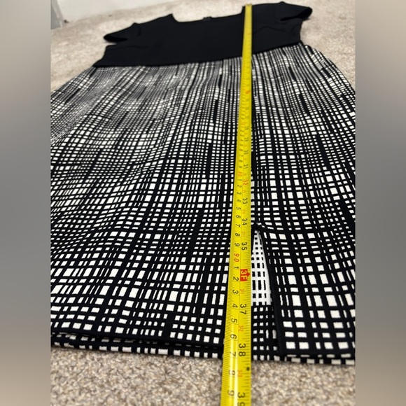 St. John Collection Luxe Sculpture Knit Cap Sleeve Dress-Caviar Size 12 - Picture 4 of 10